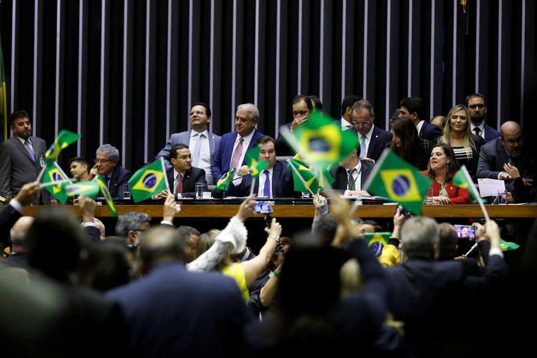 Deputados agitam bandeiras do Brasil no plenário da Câmara durante votação da reforma da Previdência
10/07/2019
REUTERS/Adriano Machado