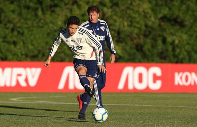 Cuca observa Hernanes durante o treino desta quarta-feira - FOTO: Rubens Chiri/saopaulofc.net