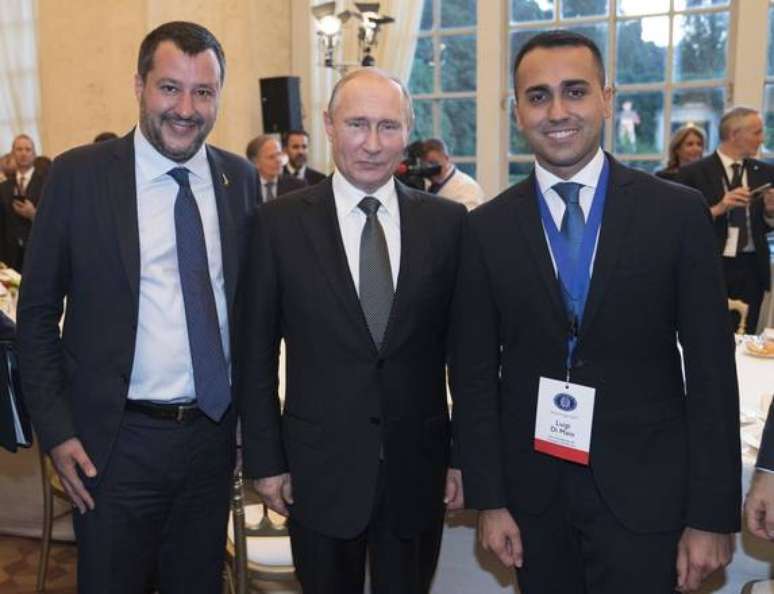 Vladimir Putin durante uma recepção na Itália com os vice-primeiros-ministros Matteo Salvini e Luigi Di Maio