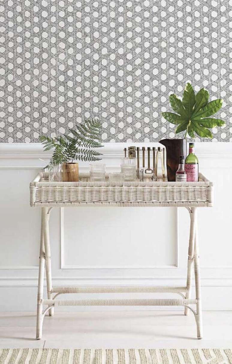 12. Decora&ccedil;&atilde;o clean e charmosa com um simples barzinho feito em rattan &ndash; Foto: Mauricio Gebara Arquitetura