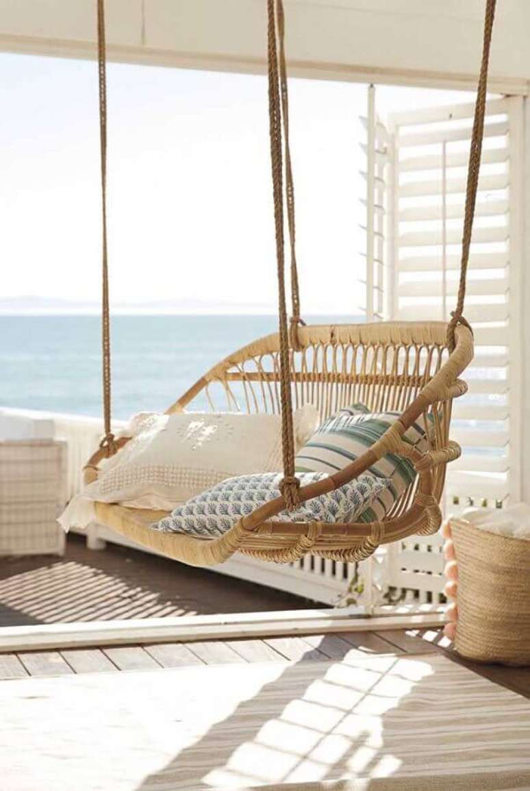 13. Que tal relaxar em uma gostosa varanda com uma cadeira de balan&ccedil;o feita em rattan? &ndash; Foto: Mauricio Gebara Arquitetura