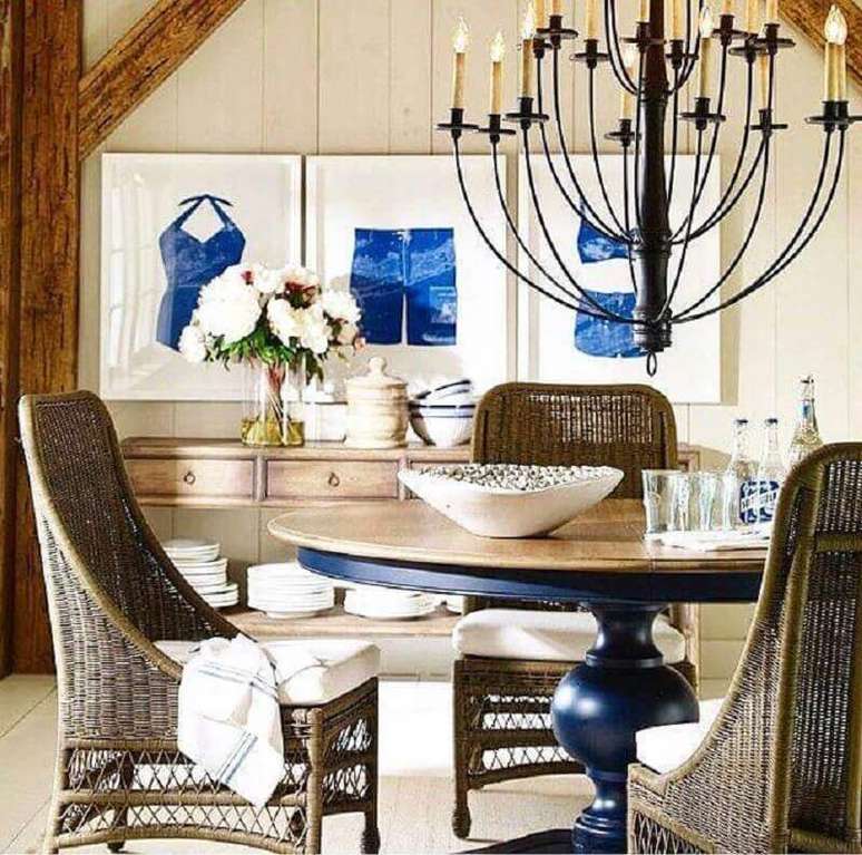 16. Decora&ccedil;&atilde;o para sala de jantar com mesa redonda de madeira e cadeira rattan &ndash; Foto: Ethan Allen Kuwait