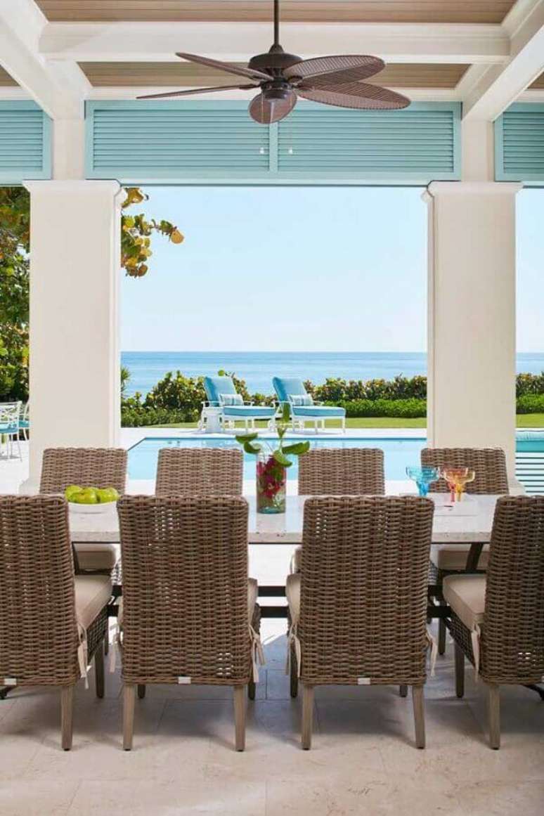 17. Cadeira rattan para decora&ccedil;&atilde;o de varanda com piscina &ndash; Foto: Pinosy