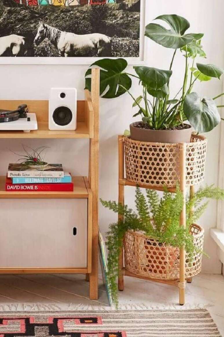 19. Decora&ccedil;&atilde;o clean com cesto rattan para vasos de plantas &ndash; Foto: Mauricio Gebara Arquitetura