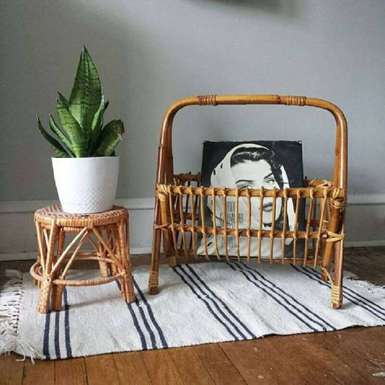 20. Decora&ccedil;&atilde;o com pequeno banco e cesto rattan para revistas &ndash; Foto: Pinosy