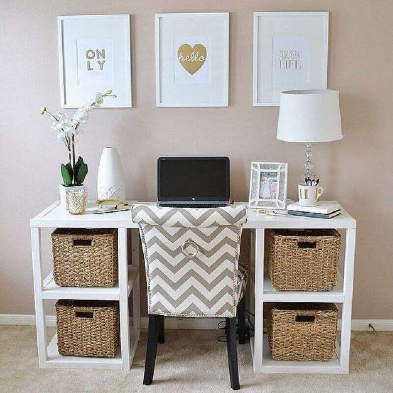 21. Home office pequeno decorado com quadrinhos brancos e cesto rattan para organiza&ccedil;&atilde;o &ndash; Foto: AHRN