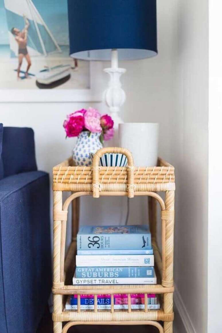 22. Decora&ccedil;&atilde;o para sala com sof&aacute; azul e mesa lateral em rattan &ndash; Foto: Mackenzie Horan