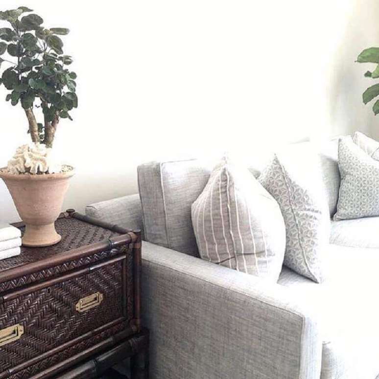 23. Sala clean decorada com m&oacute;veis com acabamento em rattan &ndash; Foto: Walter G.