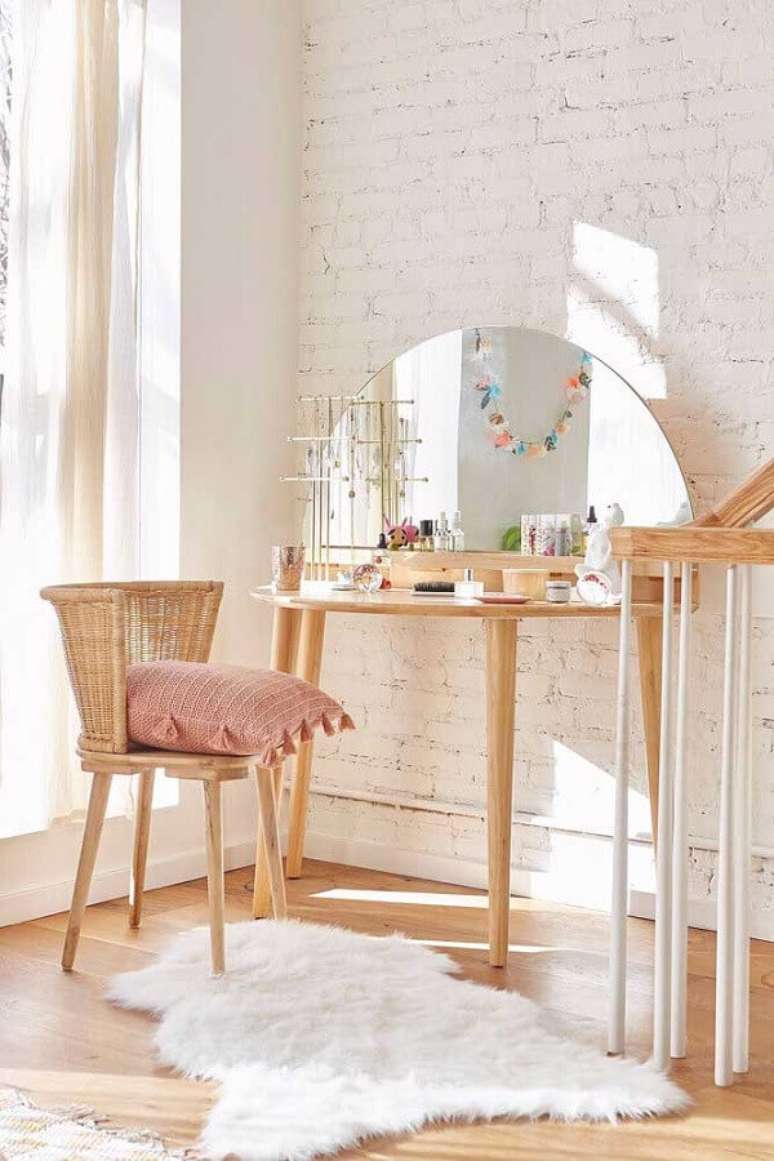 25. Decora&ccedil;&atilde;o clean com penteadeira de madeira e cadeira rattan &ndash; Foto: Urban Outfitters