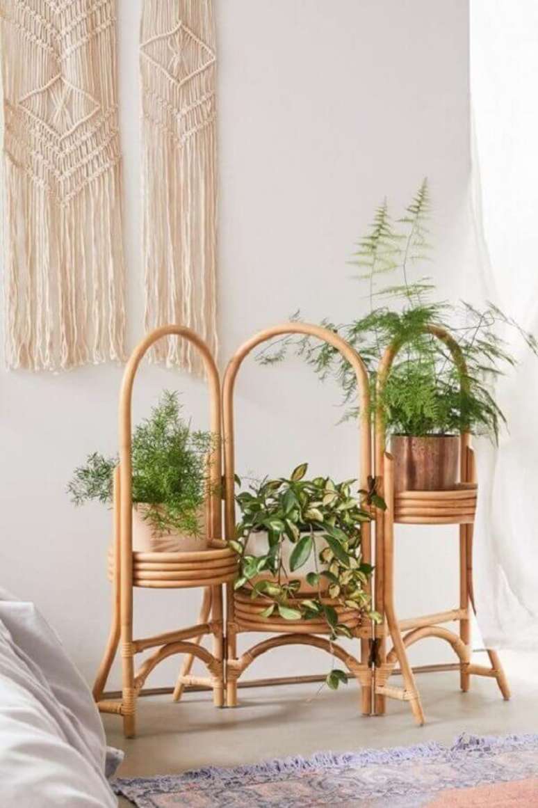 26. Decora&ccedil;&atilde;o com porta vasos feitos em rattan &ndash; Foto: Apartment Therapy