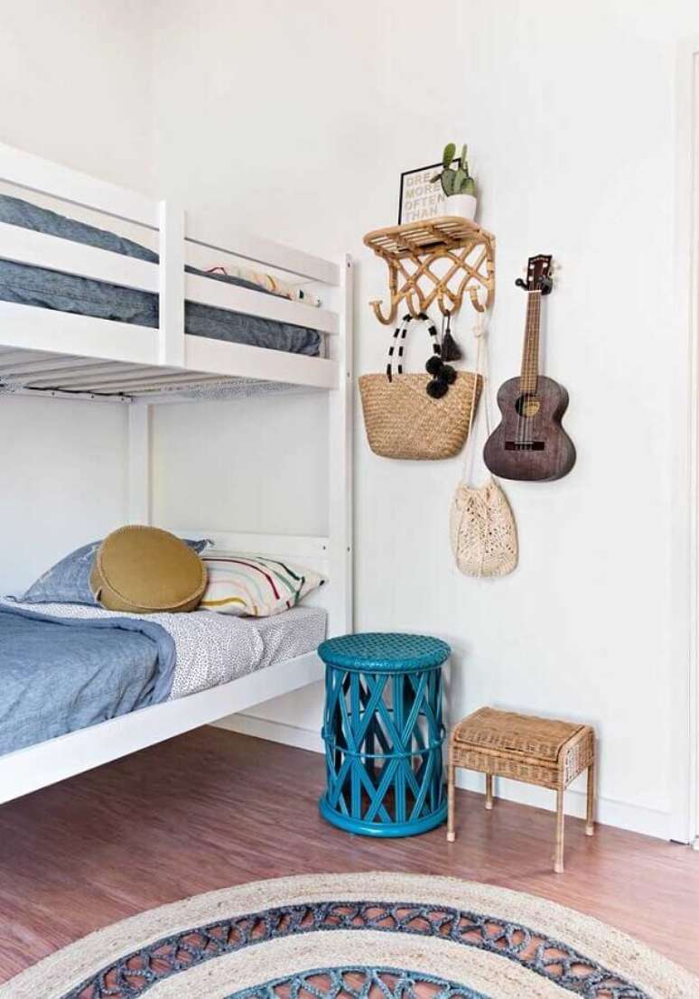 27. Decora&ccedil;&atilde;o com rattan para quarto simples com beliche &ndash; Foto: Sacred Bundle