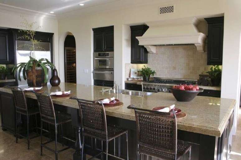 30. Decora&ccedil;&atilde;o para cozinha gourmet com ilha e cadeira rattan &ndash; Foto: Istock