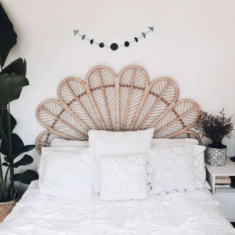31. Quarto de casal decorado com cabeceira rattan &ndash; Foto: Cantinho da Cher&hellip;