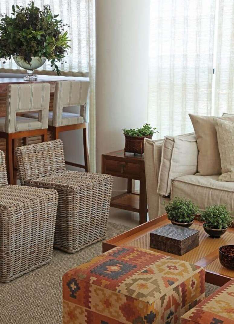 32. Decora&ccedil;&atilde;o de sala de estar em tons neutros com mesa de madeira e bancos de rattan &ndash; Foto: Andrea Teixeira & Fernanda Negrelli
