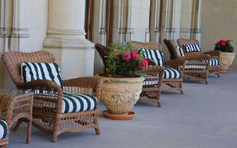 33. Decora&ccedil;&atilde;o para varanda com cadeiras de rattan com design cl&aacute;ssico &ndash; Foto: Istock