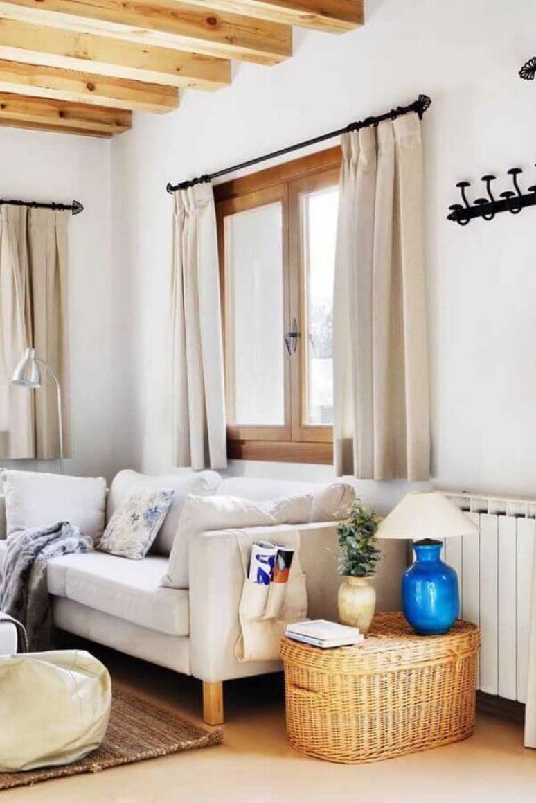 34. Sala decorada em tons neutros com vigas de madeira e cesto rattan &ndash; Foto: Meu Rebuli&ccedil;o