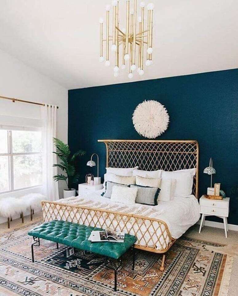 38. Decora&ccedil;&atilde;o para quarto de casal com cama rattan e lumin&aacute;ria pendente moderna dourada &ndash; Foto: Megan Dowdy Realty