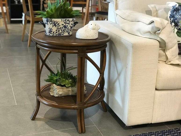 41. Decora&ccedil;&atilde;o para sala com pequena mesa lateral rattan &ndash; Foto: Cecilia Dale