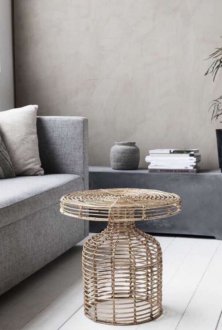 42. Decora&ccedil;&atilde;o moderna e minimalista para sala com sof&aacute; cinza e mesa de centro rattan &ndash; Foto: Homebagus