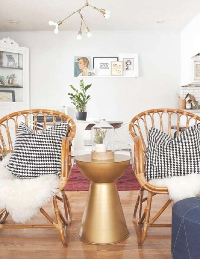 43. Decora&ccedil;&atilde;o para sala toda branca com cadeira rattan &ndash; Foto: Chasing Cozy