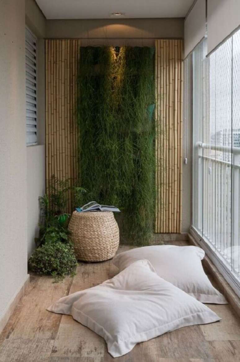 45. Varanda decorada com jardim vertical em parede de bambu e banco rattan &ndash; Foto: Pinterest