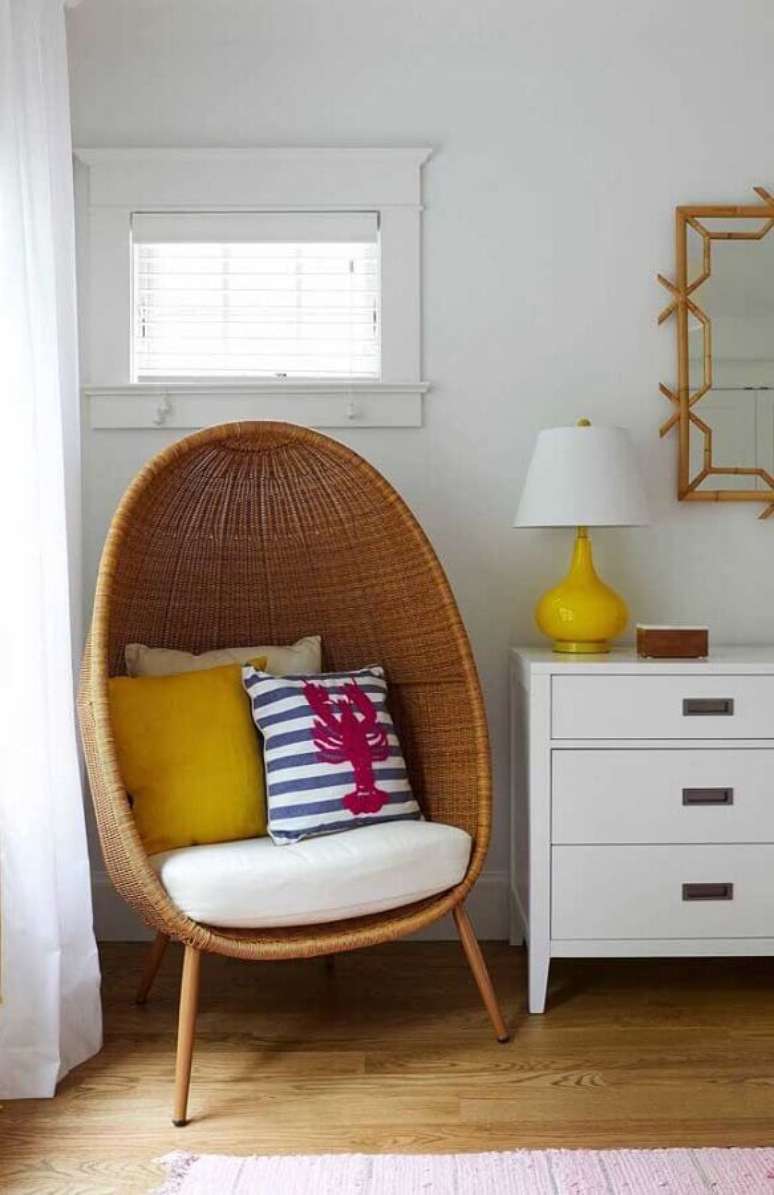 2. Decora&ccedil;&atilde;o para quarto com c&ocirc;moda branca e poltrona redonda feita em rattan &ndash; Foto: Pinterest