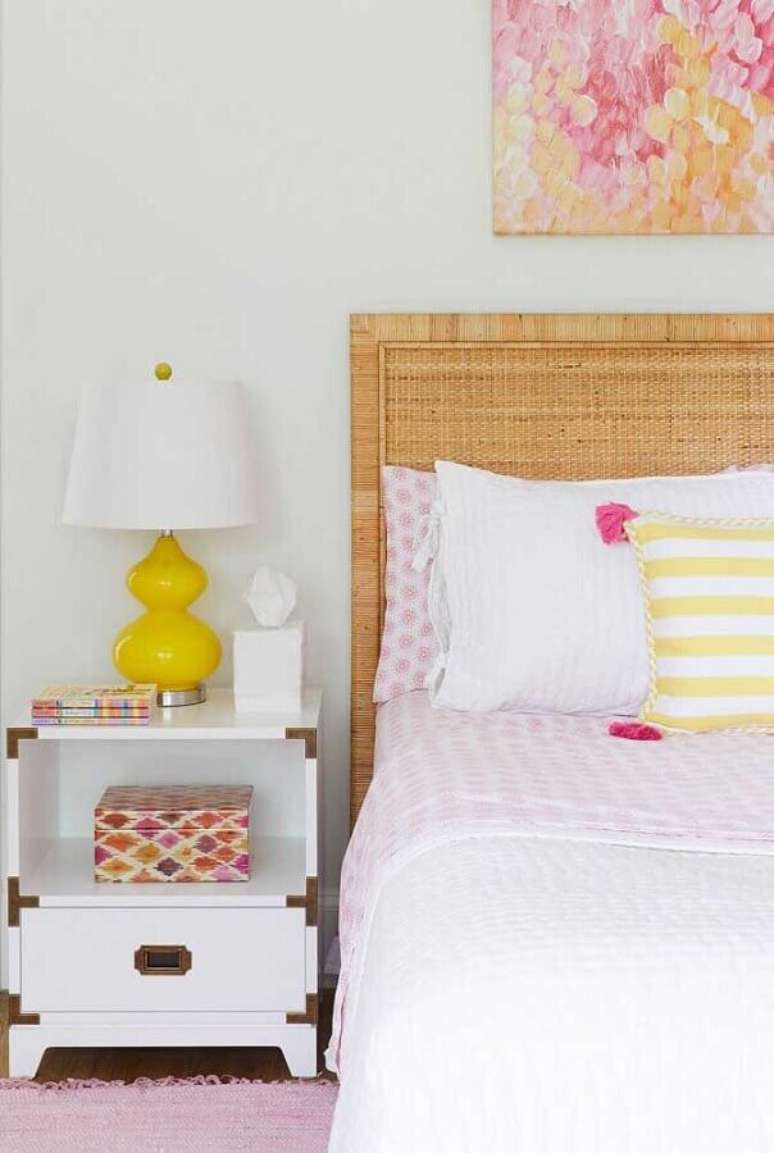 60. Quarto todo branco decorado com cabeceira rattan &ndash; Foto: Urban Outfitters
