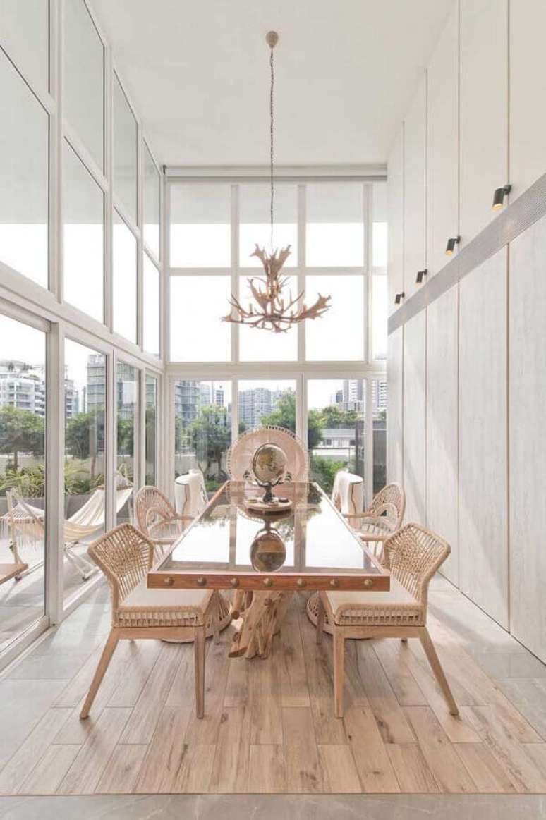 61. Sala de jantar ampla decorada com paredes de vidro e cadeira rattan &ndash; Foto: Architecture Art Designs