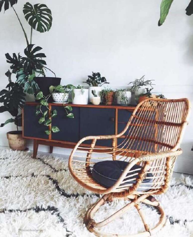 62. Sala decorada com muitas plantas e cadeira rattan &ndash; Foto: Pinterest
