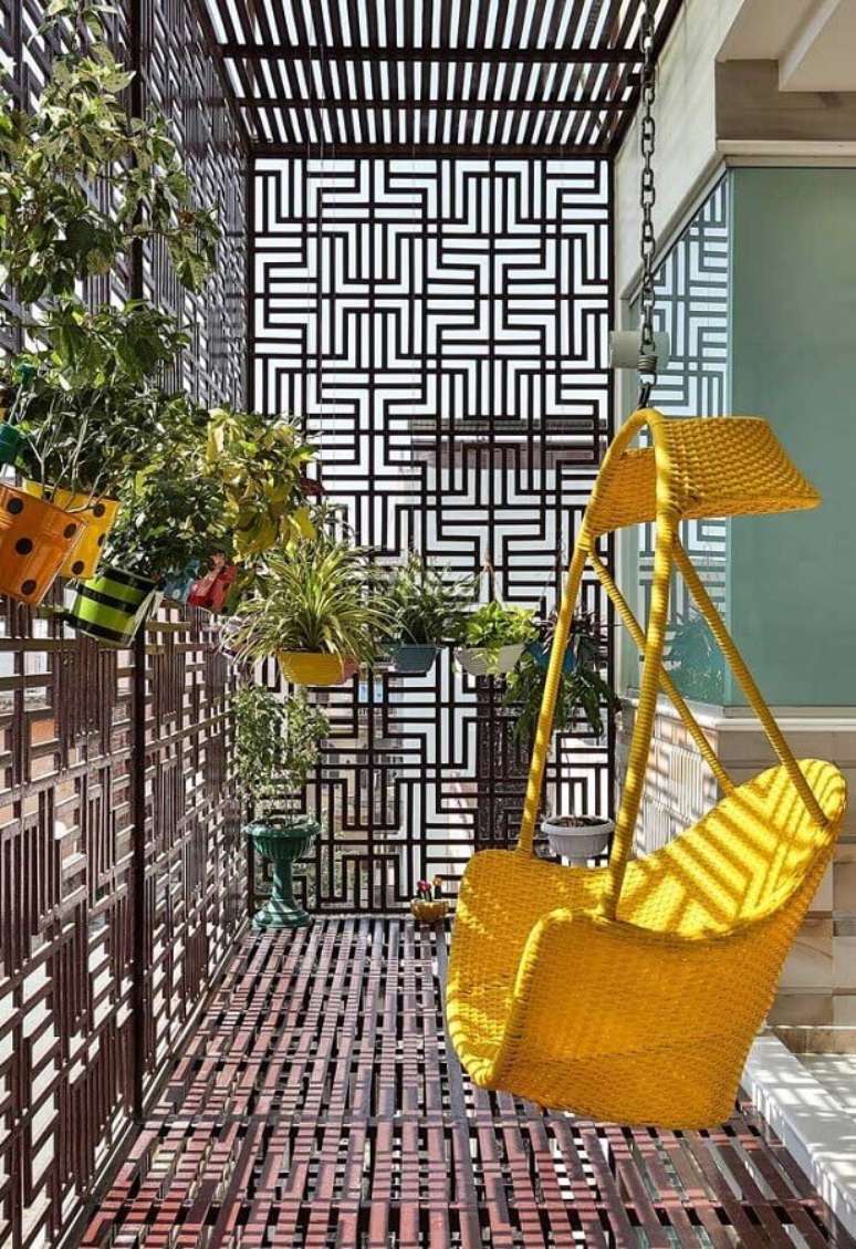 3. Varanda decorada com cadeira rattan pintada de amarela &ndash; Foto: Pinosy