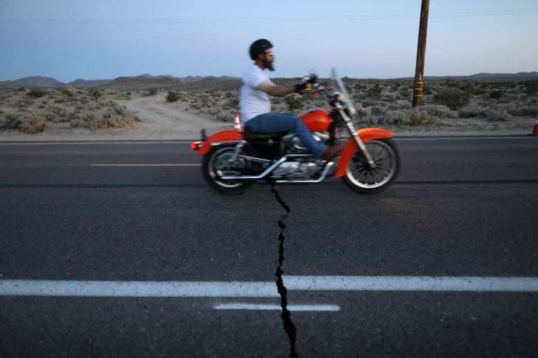 O terremoto de 7,1 na sexta-feira rachou estradas em áreas no sul da Califórnia, perto do epicentro do tremor