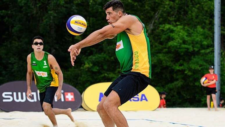 Guto e Saymon batem campeões mundiais de vôlei de praia e avançam na Suíça