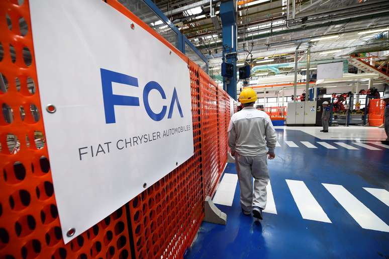 Funcionário caminha no complexo industrial de Mirafiori, da Fiat, em Turim, Itália. 11/7/2019. REUTERS/Massimo Pinca