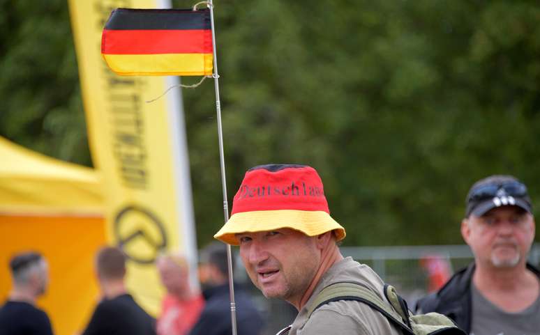 Membros do grupo de extrema-direita Movimento Identit&aacute;rio fazem manisgeta&ccedil;&atilde;o em Dresden, Alemanha. 25/8/2018. Reuters/Matthias Rietschel