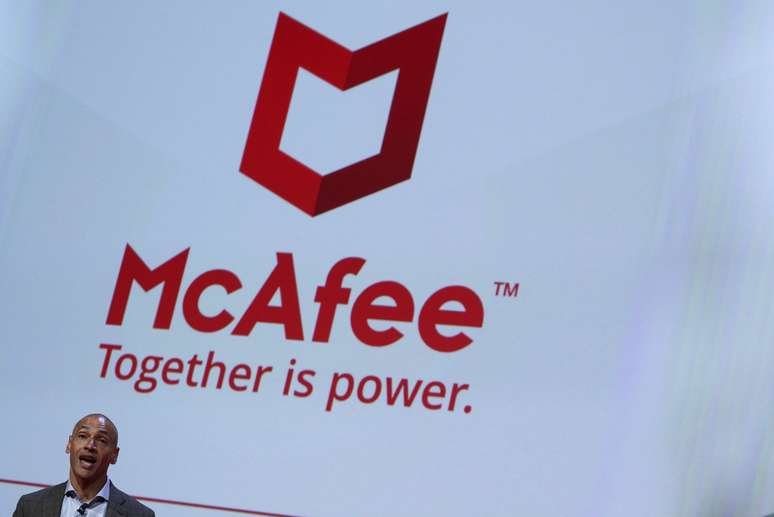 Logo da McAfee; em primeiro plano, o CEO da empresa, Christopher Young 
27/02/2018
REUTERS/Sergio Perez