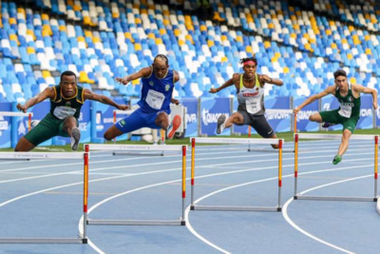 Alison Santos em ação na final dos 400m com barreiras na Universíade de Nápoles (Thiago Parmalat/CBDU)