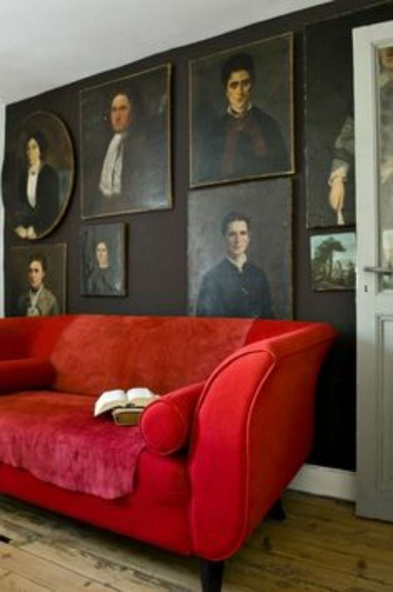 13. Decoração de sala com sofá vermelho e quadros clássicos – Por: Pinterest