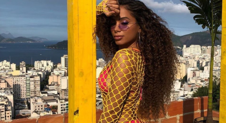 Anitta em "Muito Calor" (Foto: Reprodução/Instagram)