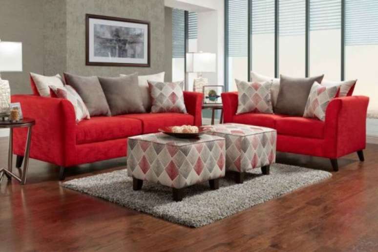 14. Conjunto de sofás vermelhos com criados e almofadas para sofá vermelho- Por: Pinterest