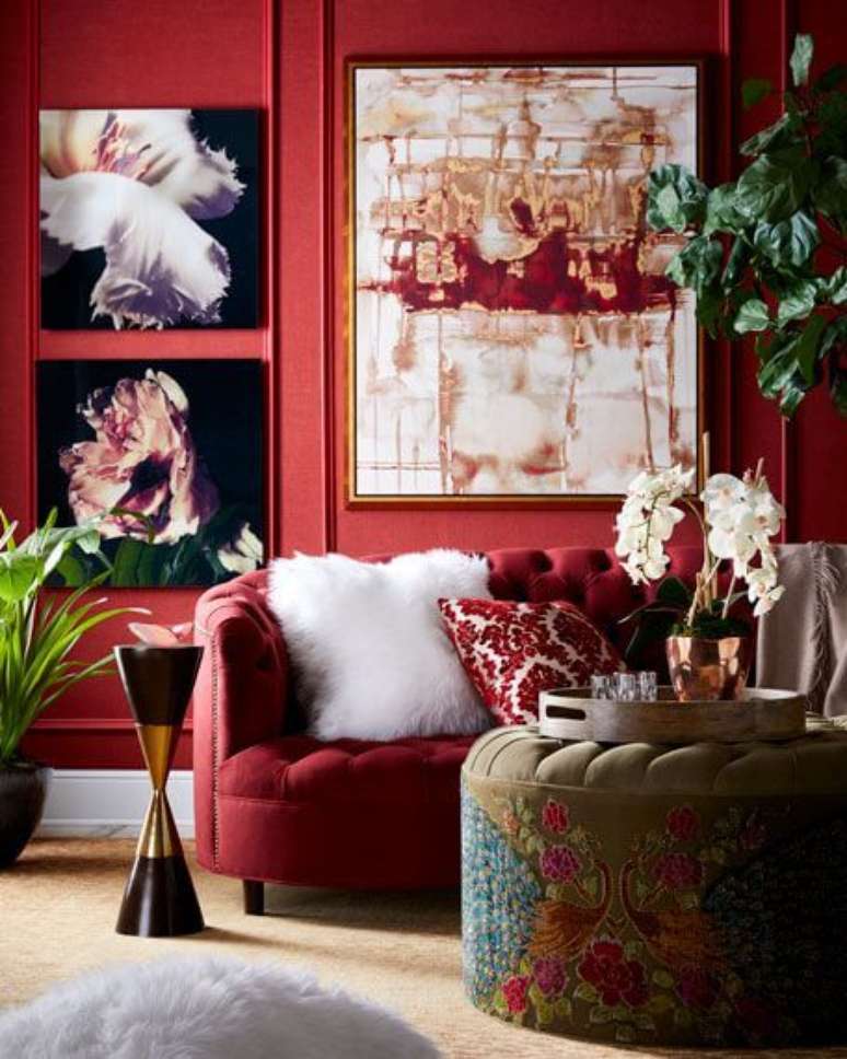 5. Decoração de sala com sofá vermelho – Por: Horchow