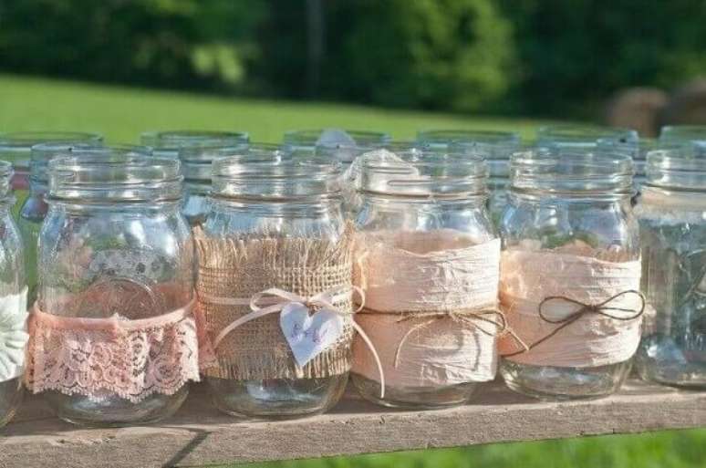 11. Decora&ccedil;&atilde;o de anivers&aacute;rio simples com potes de vidros decorados. Fonte: Pinterest