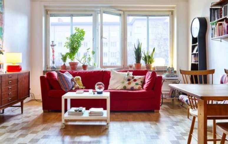 17. Sala ampla, com janelas e bastante ilumina&ccedil;&atilde;o para o sof&aacute; vermelho ficar ainda mais bonito &ndash; Por: DeaVita