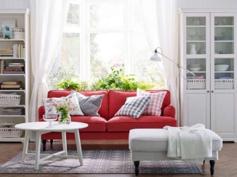 16. Decoração de sala com sofá vermelho e almofadas estampadas – Por: Pinterest