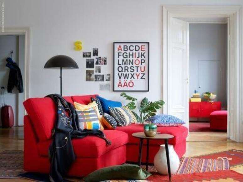 18. Decoração de sala de estar com sofá vermelho – Por: Maison