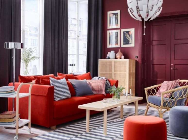 19. Decora&ccedil;&atilde;o de sala com sof&aacute; vermelho e cortinas escuras &ndash; Por: Pinterest