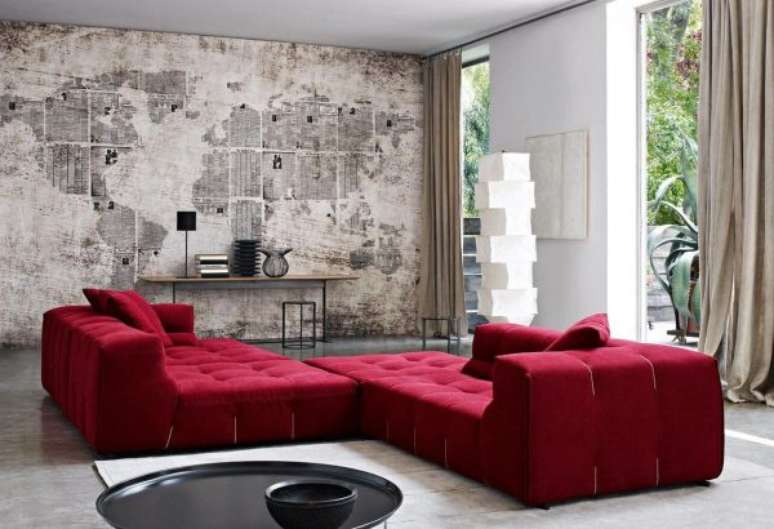20. Decoração de sala de estar com parede de jornal e sofá vermelho – Por: Viva Decora