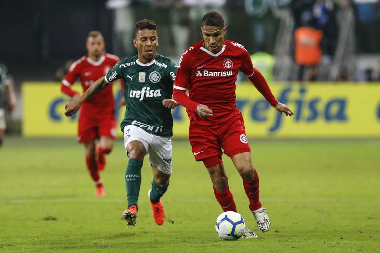 Marcos Rocha e Paolo Guerrero durante jogo entre Palmeiras x Internacional realizado no Allianz Parque