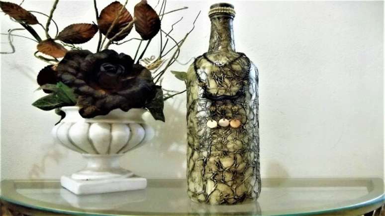 24. Garrafa de vidro decorado com betume e papel de seda. Fonte: Pinterest