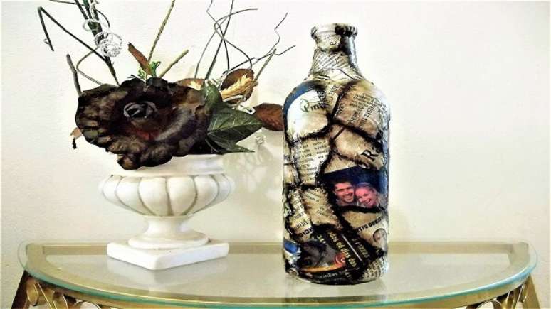 15. Garrafa de vidro decorado com betume, jornal e betume. Fonte: Pinterest