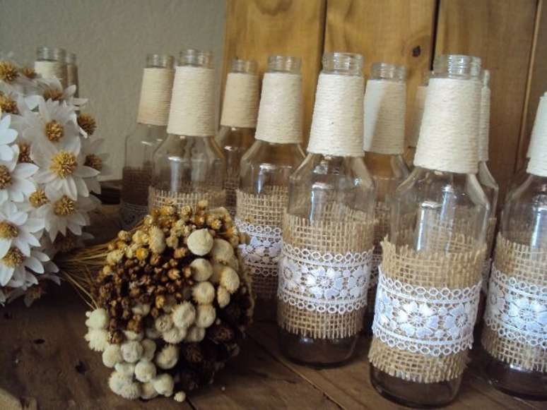 41. Garrafas de vidro decorados com linha de sisal, juta e renda. Fonte: Elo7